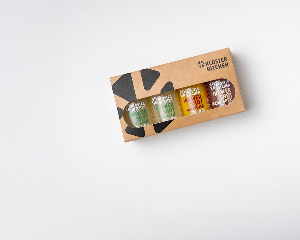 Mitarbeitergeschenke bildlich dargestellt: ein kleiner Karton mit Sichtfenster, in dem man vier Ingwer Shot 30 ml sieht. 